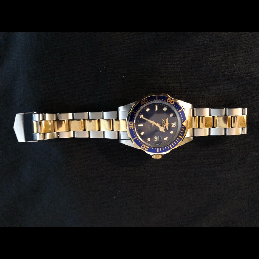 Used men’s stainless steel Invicta watch.